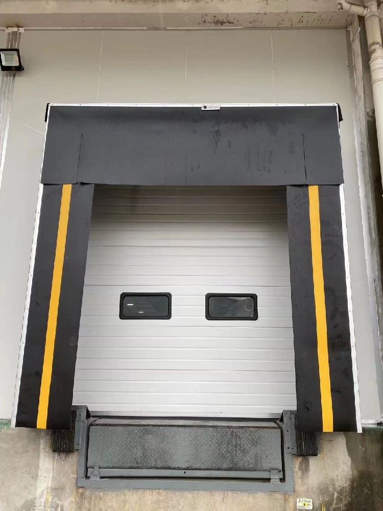 四川汽車制造廠工業(yè)提升門與快速門聯(lián)動應(yīng)用案例